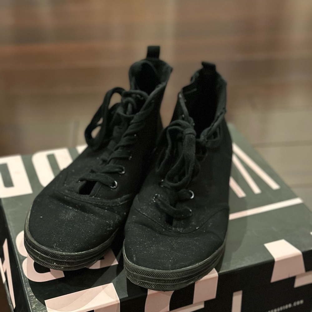 Black canvas high top